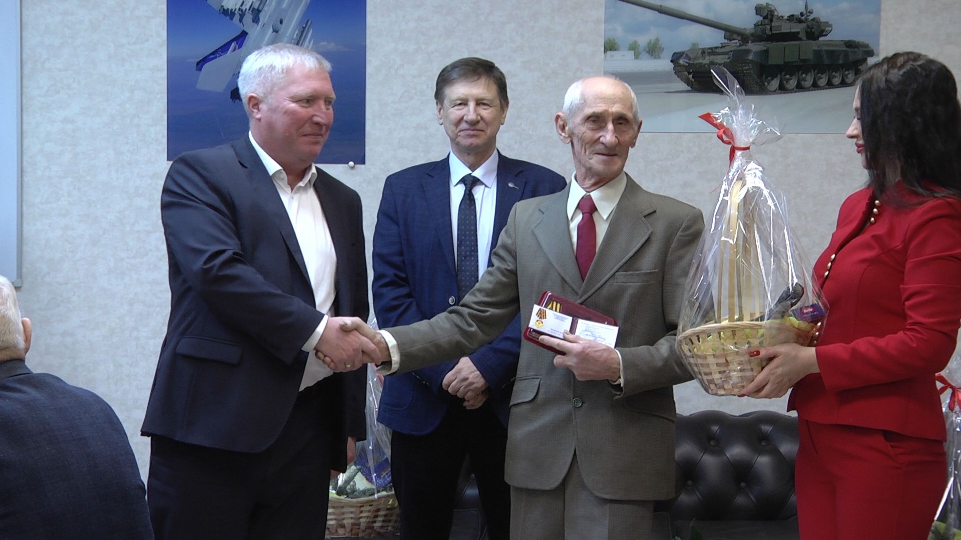 Лидерам оборонки России с «Курганприбора» вручили почетные награды смотреть онлайн