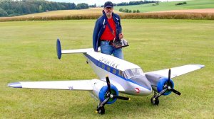 Самолёт на радиоуправлении размером с человека/Демонстрация полёта