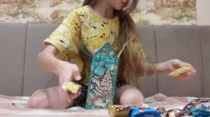 Распаковка новогоднего сладкого подарка часть 4 . 🎀🎁🎉🎄🎗🎈🧨.