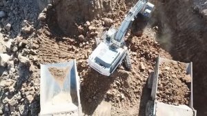 Огромный экскаватор Liebherr 984 загружает самосвалы Caterpillar 777C-D -