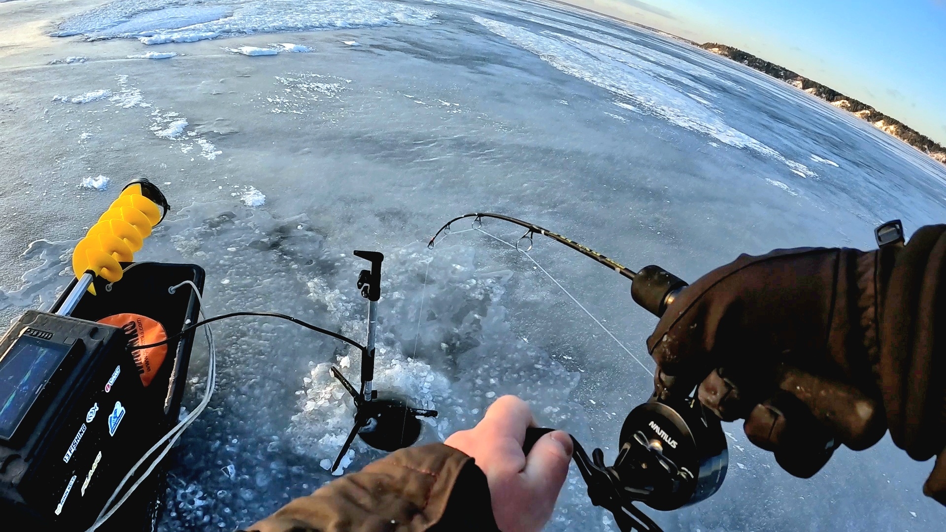 ПРОШЛА СТАЯ ЛЕЩА и СУДАК ЗАГНУЛ УДОЧКУ🎣 Первый лед на Волге. Ловля судака на вибы. Зимняя рыбалка. смотреть онлайн