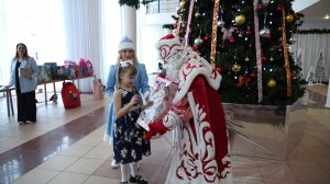 «Ёлка добра». Железногорские мальчишки и девчонки получили подарки от работников МГОКа