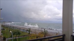 Вот такая погодка сегодня на побережье - даже телефон из рук выдирает...