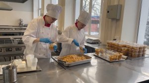 Преподаватели и студенты Мытищинского колледжа сделали сладкий подарок и отправили на фронт