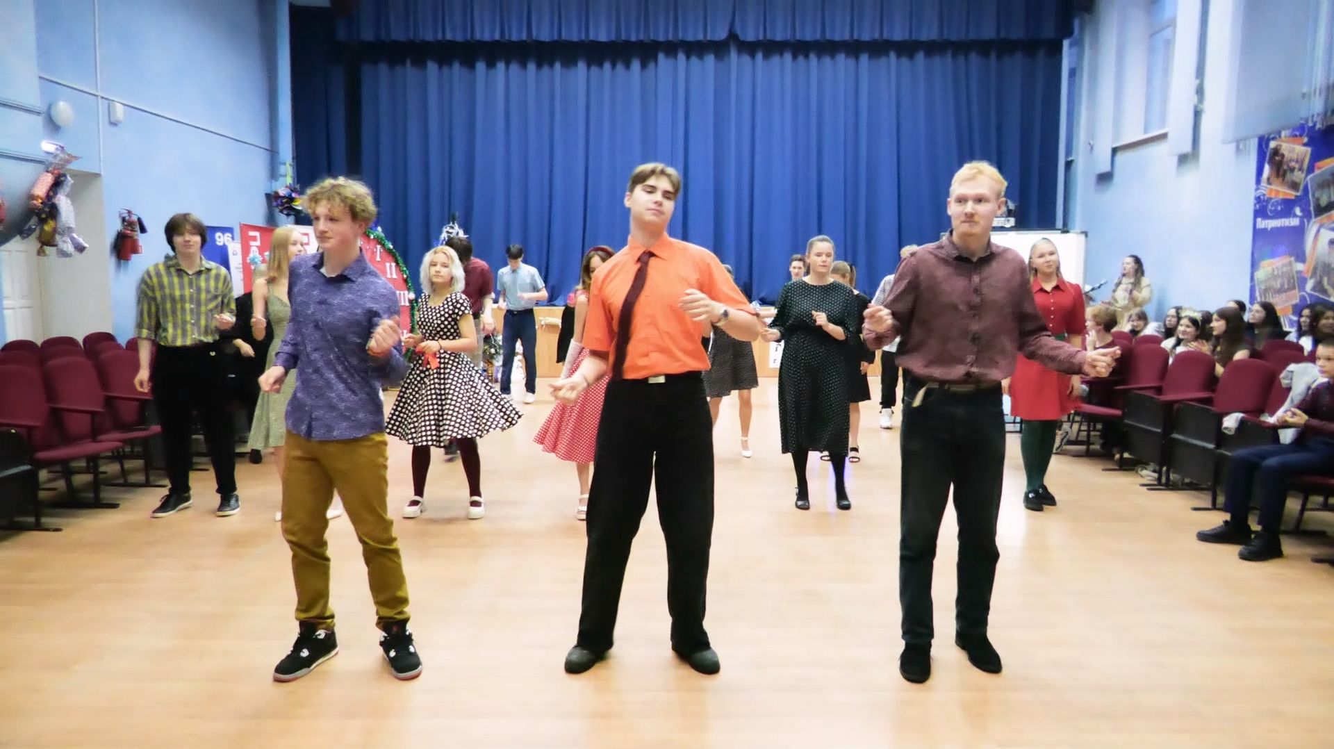 Новогодний бал в стиле «СТИЛЯГИ» состоялся в школе №22 смотреть онлайн