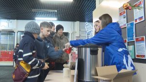 В Серпухове гостей катка в парке "Питомник" угощали чаем и печеньем