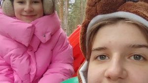 Задаю вопросы подруге, а она отвечает в наушниках