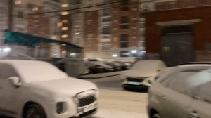 Рада, что идёт снег.