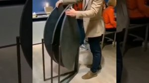 Необычная конструкция складывающегося стола