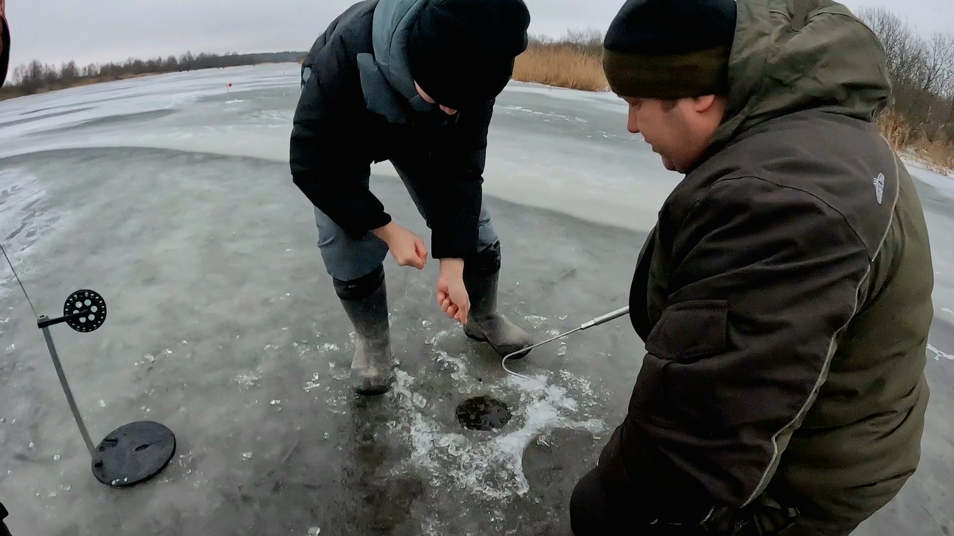 Большая Трофейная Щука на Жерлицы. Бешеный клев. Первый лед 2025-2026. смотреть онлайн