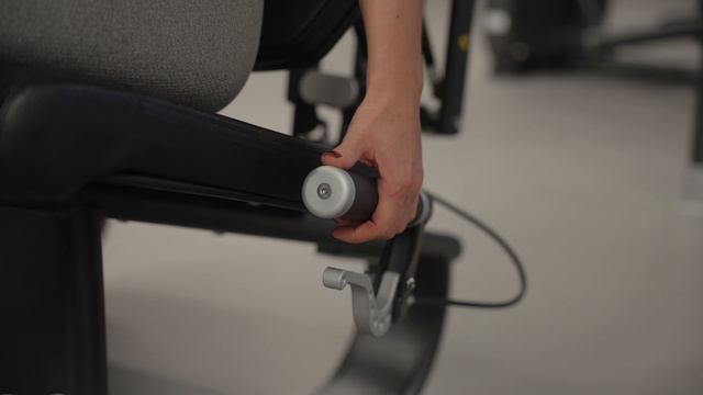 Тренажер E7002 Разгибание ног сидя смотреть онлайн