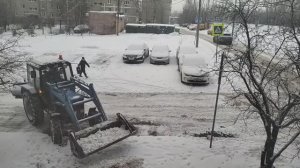 Обед. За окном уборка.