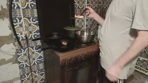 Блогер жарит оладьи :)