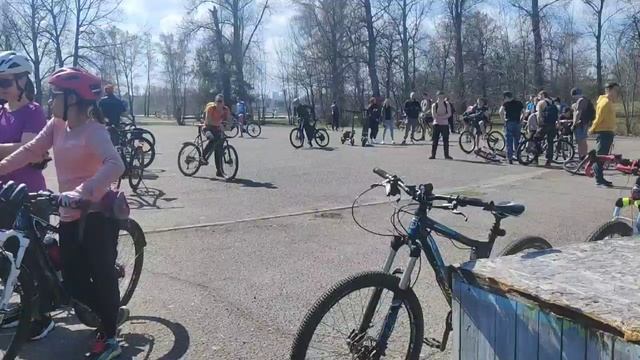 катаемся велоклубом я в голубой майке прохожу и играет музыка на моем велике