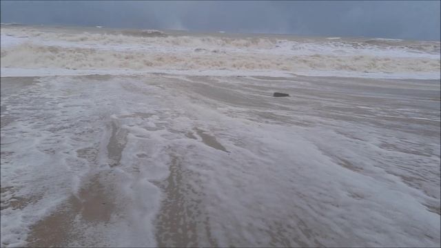 Севастополь. Усиление шторма 29 декабря 2025г. на пляже Любимовка-2 смотреть онлайн