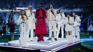 Снуп Догг соединяет кантри, кей-поп и классическую музыку на рождественском шоу НФЛ.