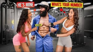 Уборщик Анатолий кадрит девушек.