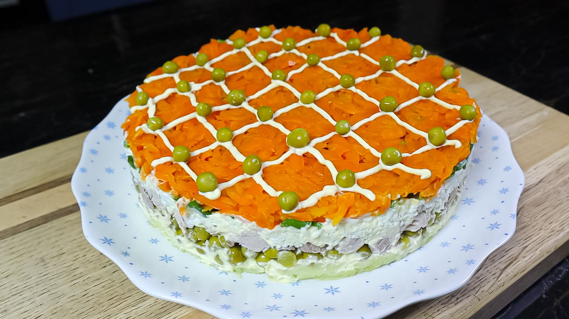 Новогодний салат. Салат "ПРИНЦ" на праздничный стол. Мы просто обожаем этот салат. смотреть онлайн