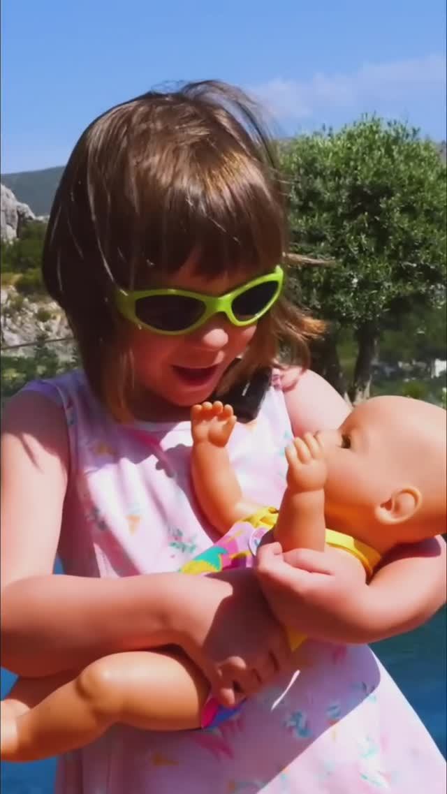 Купаем куклу Бьянки вместе с Машей и Дорианом!  #длядетей #играемсдетьми #длямалышей смотреть онлайн