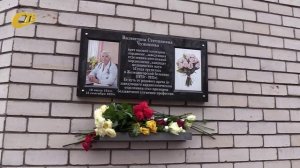 НА СТЕНЕ КОРПУСА ЖЕЛЕЗНОГОРСКОЙ ГОРБОЛЬНИЦЫ УСТАНОВЛЕНА МЕМОРИАЛЬНАЯ ДОСКА  В. ЧУЖИНОВОЙ
