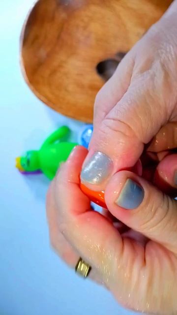 АСМР Распаковка Киндер сюрприз смотреть онлайн