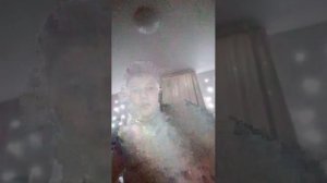 Я ем сладкий подарок от школы