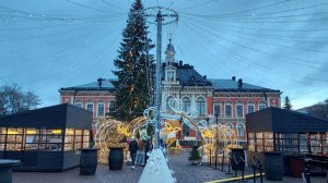 Ураган Ханнес повалил рождественскую елку на центральной площади Куопио.