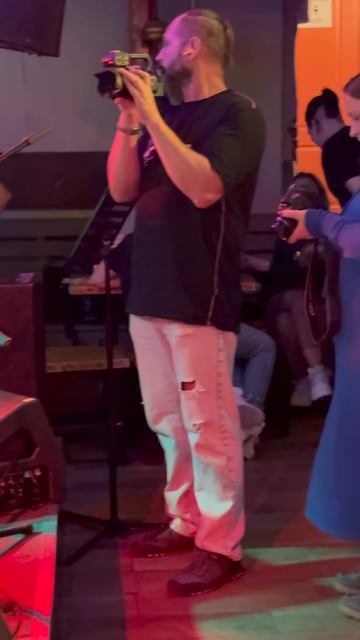 Вокал и гитара. Выступление ученика музыкальной школы Sing & Play