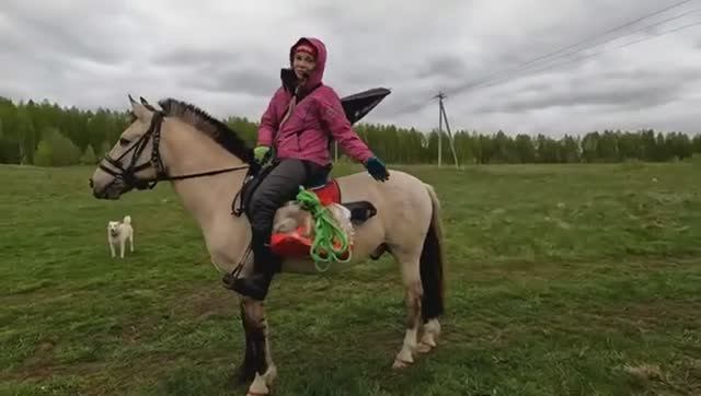 Девчонки на рыбалке одни на берегу! Спугнули браконьеров😱 и ловим на фидер. смотреть онлайн