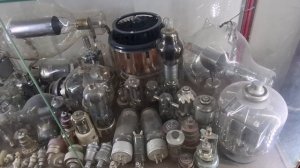 Коллекция радиоламп и эвм.