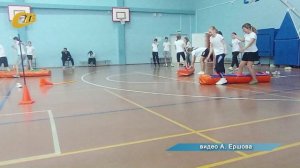 В ЛИЦЕЕ №14 ЖЕЛЕЗНОГОРСКА В ПРЕДНОВОГОДНЮЮ НЕДЕЛЮ НА ФИЗКУЛЬТУРЕ ПРОВОДЯТ КОМАНДНЫЕ ЭСТАФЕТЫ