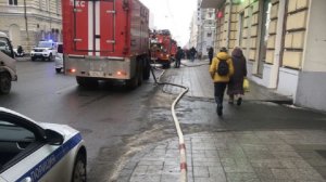 Движение ограничили на месте пожара во Владивостоке