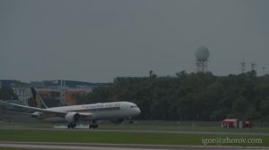 Дримлайнер Боинг 787 Сингапурских Авиалиний приземляется в аэропорту Сингапура.