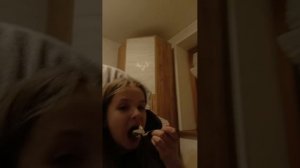 я ем у бабушки на др торт (на обложке мой тг канал)