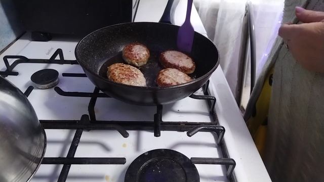 Мукбанг.Пробую котлеты из магазина Чижик. смотреть онлайн