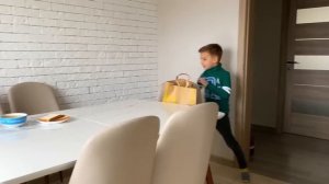 Марк изучает правила безопасного поведения для детей и родителей