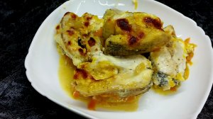 Щука, запеченная в сметане с овощами в духовке, сочная, вкусная