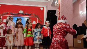 утреник подготовишек. финальная песня и Дед Мороз.mp4