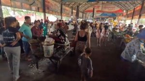 АЗИАТСКИЙ РЫНОК ЕДЫ КАМБОДЖА ВОСКРЕСНЫЙ ПИКНИК НА ОЗЕРЕ