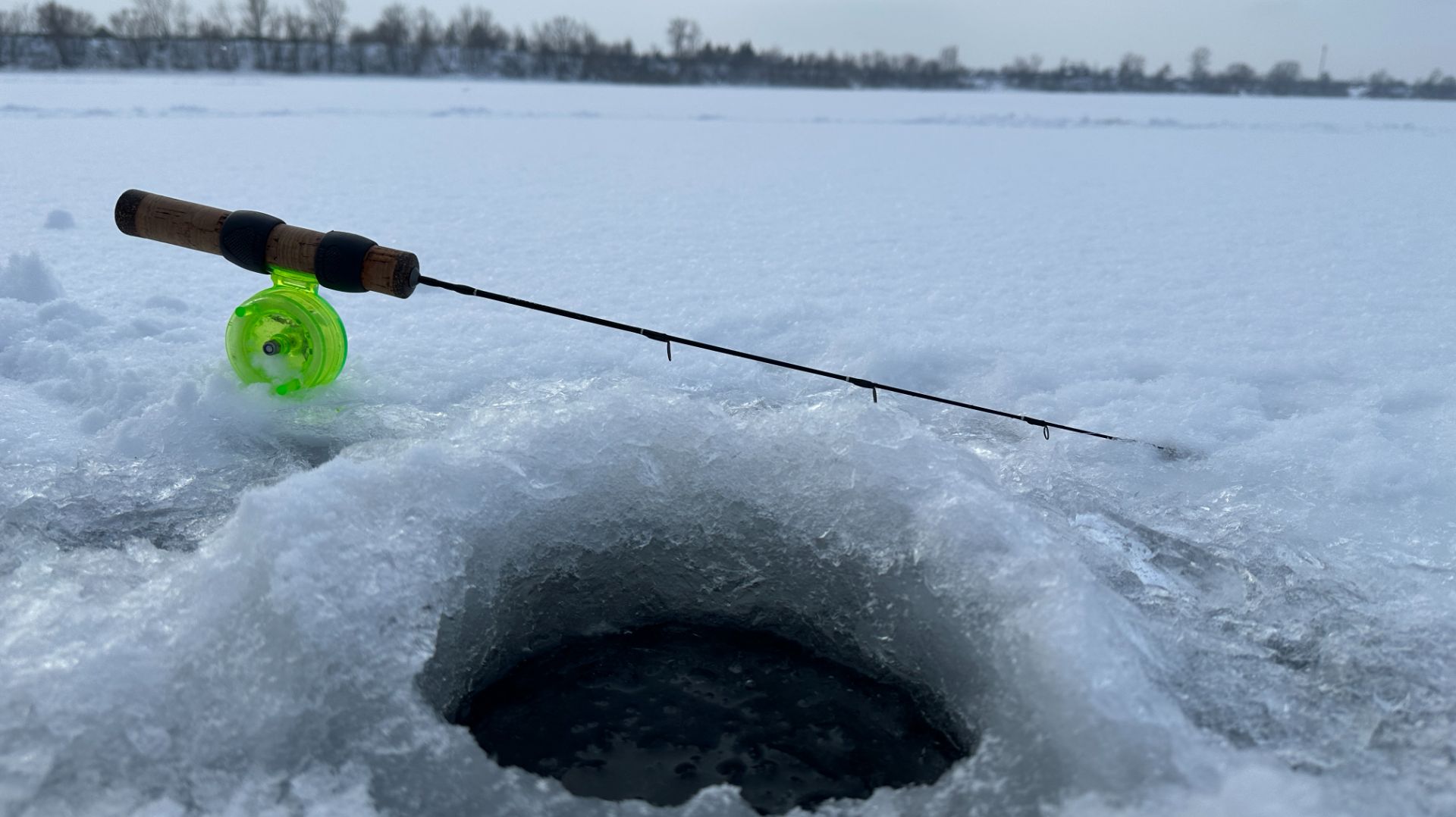 Только опустил и сразу удар. Крупный окунь на блесну. Зимняя рыбалка 2025-2026 смотреть онлайн