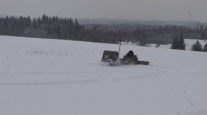 Мотобуксировщик на пульте с двумя санками