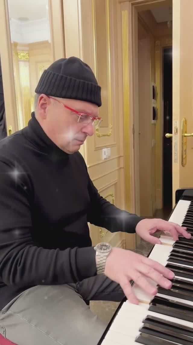 С Новым Годом! ❄️🎄🎅  Импровизация на Новогоднюю песню "С Новым Годом!" #добронравов #сновымгодом смотреть онлайн