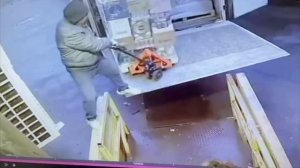 Грузчики уронили целую палету с Hennessy прямо перед Новым годом