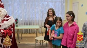 В Кузбассе воспитанников СРЦ "Маленький принц" поздравили полицейские Дед Мороз и Снегурочка