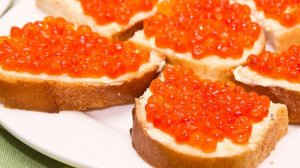Врачи назвали бутерброды с икрой ударом по печени и поджелудочной железе