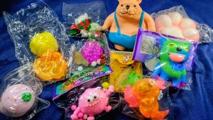 Асмр Распаковка сюрприз сквиши лапки 🤗 режу сквиши и антистрессы😁приятные звуки АСМР шоколада 🤗🤯