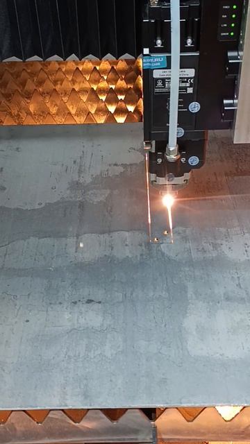 Резка металла на оптоволоконном лазерном станке в защитной кабине XTC-1510A смотреть онлайн