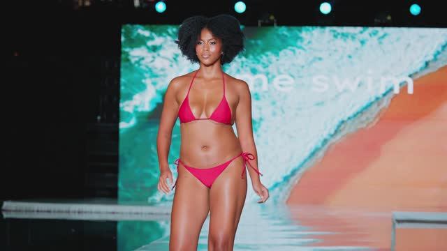 Сексуальные девочки на подиуме. Выпуск № 35 смотреть онлайн