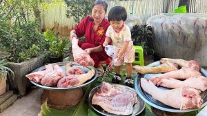 Готовлю вкусные свиные ножки к столу. Большая семья наслаждается ужином в сельской местности