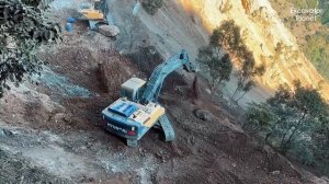 Тяжелый экскаватор строит новую горную дорогу для деревни | экстремальных работ на бездорожье!